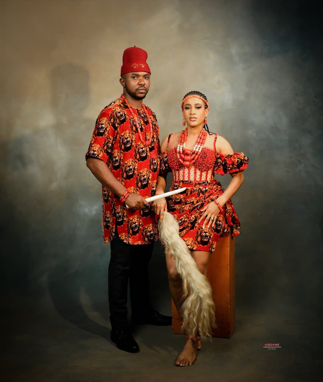 Picture of the groom's family presenting gifts.